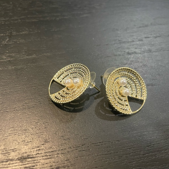 BEAND NEW! 14k gold plated earrings with imitation pearl - Picture 3 of 4